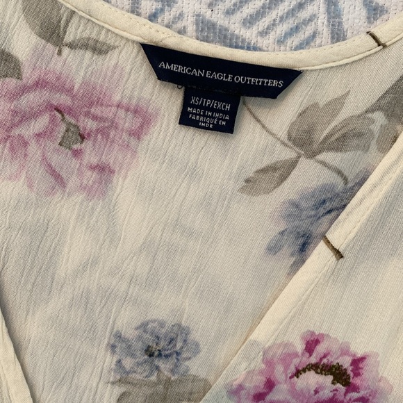American Eagle Flowy Floral Top - Picture 3 of 5